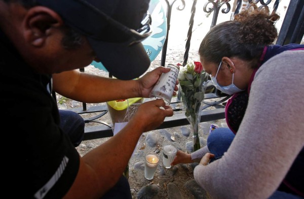 'Le está cantando a la Virgencita', mexicanos lloran la muerte de Vicente Fernández