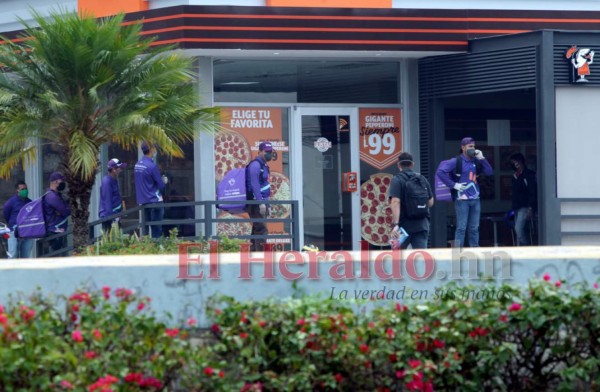 Largas filas en autoservicio y estrictos protocolos: así fue reapertura de restaurantes