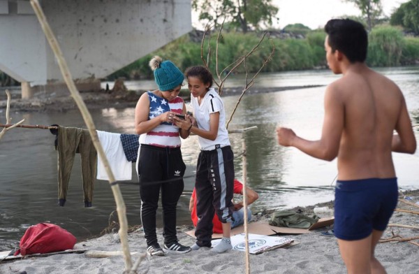 FOTOS: Caravana migrante espera; México refuerza vigilancia en la frontera sur