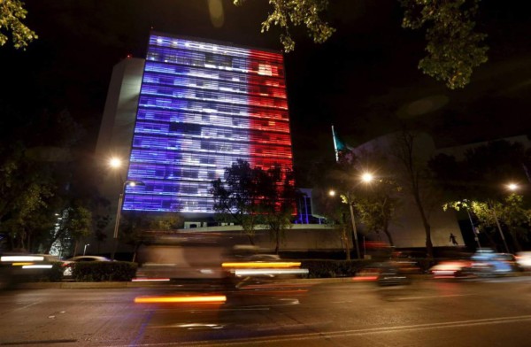 El mundo se iluminan por Francia