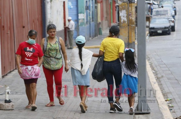 FOTOS: En la capital se resisten al encierro y salen en toque de queda