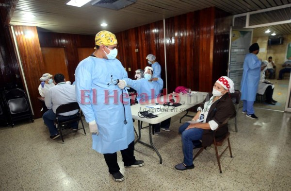 Triajes en la capital vuelven a lucir abarrotados de pacientes de covid-19 (FOTOS)