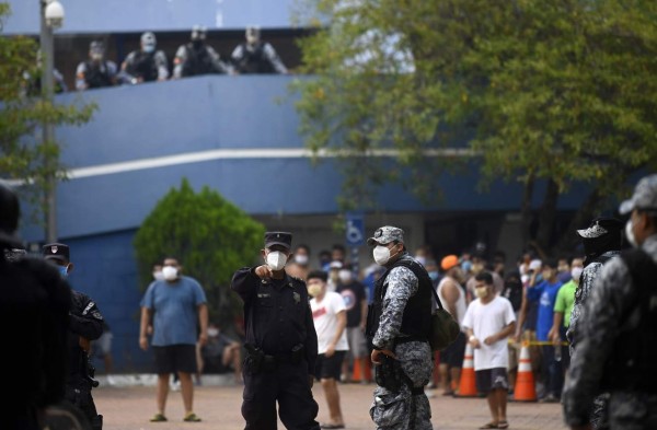 FOTOS: El Salvador y su unidad antidisturbios en centros de aislamiento