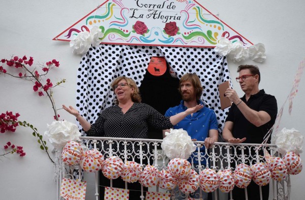 Desde balcones, hospitales y sus apretados espacios, españoles se aferran a la esperanza (FOTOS)