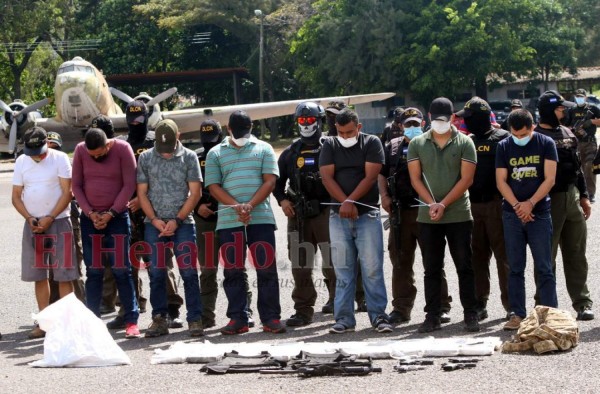 En avioneta y fuertemente custodiados, el traslado de los seis policías que cayeron con droga (FOTOS)