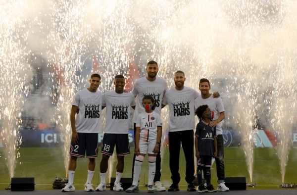 Furor y algarabía en el Parque de los Príncipes tras presentación de Messi y Ramos