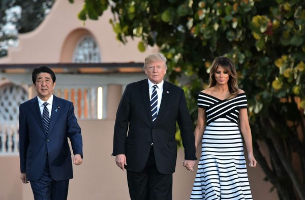 Melania Trump usa llamativo vestido en reunión de Trump y Shinzo Abe