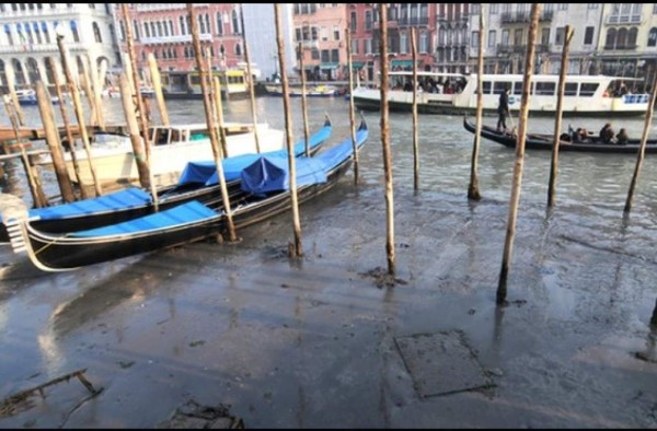 Las impactantes imágenes de los canales de Venecia sin agua