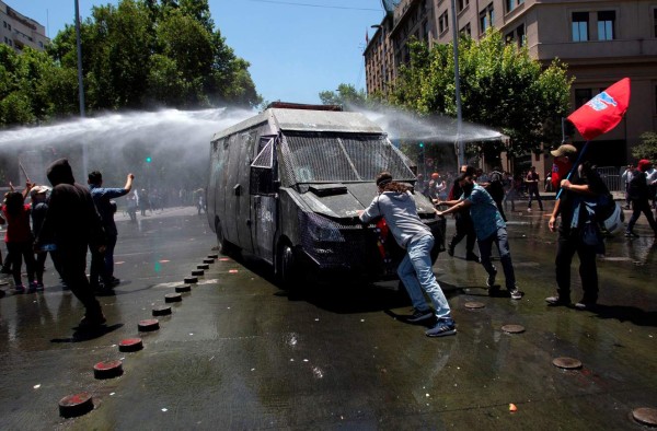 FOTOS: Chile cumple 40 días de convulsión sin lograr sacar a su gobernante