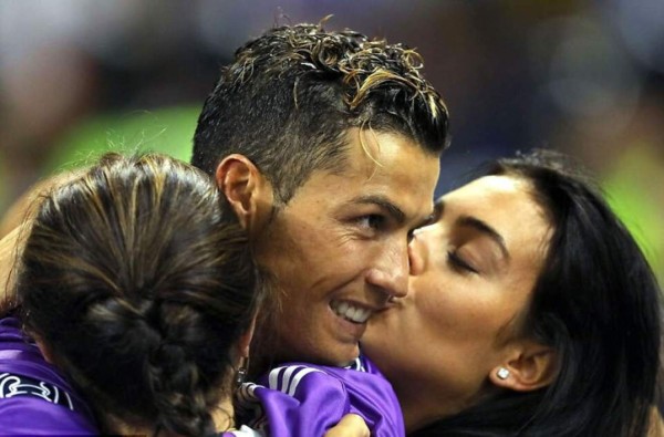 Fotos: Los besos más apasionados de los futbolistas y sus parejas