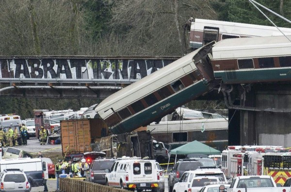 FOTOS: Así se descarriló un tren sobre una autopista al sur de Seattle