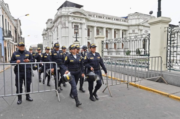 Perú: Calles desoladas tras decisión del presidente de cerrar el Congreso