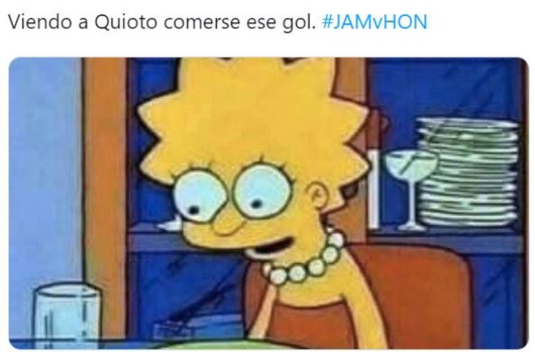 Con memes destrozan a Romell Quioto por usar el celular antes del partido ante Jamaica