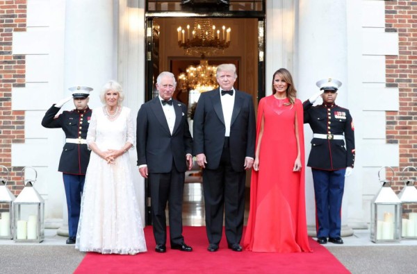 FOTOS: Los costosos y elegantes vestidos que usó Melania Trump durante su visita a Inglaterra