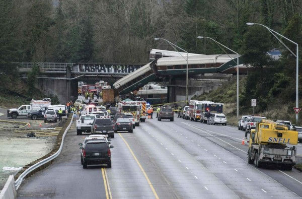 FOTOS: Así se descarriló un tren sobre una autopista al sur de Seattle