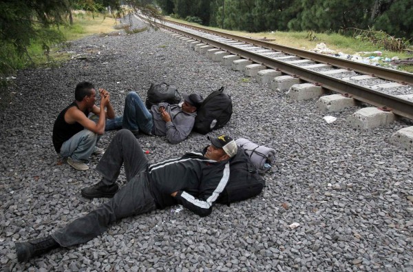 Lo que hacen los migrantes por un plato de comida en la ruta hacia Estados Unidos