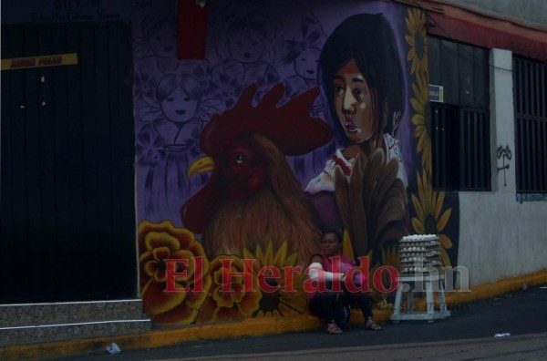 FOTOS: En la capital se resisten al encierro y salen en toque de queda