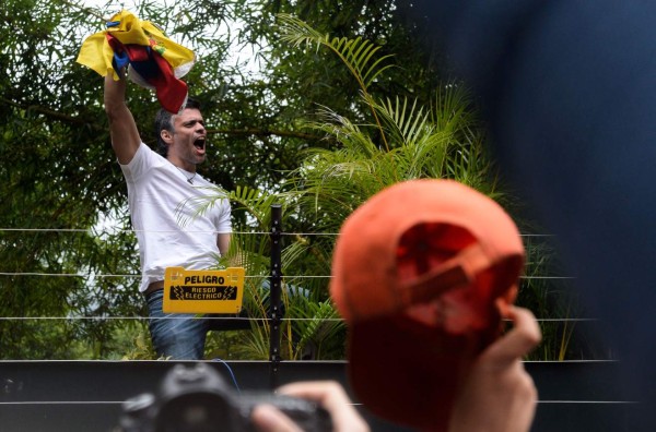 FOTOS: El rostro de Leopoldo López tras salir de la cárcel