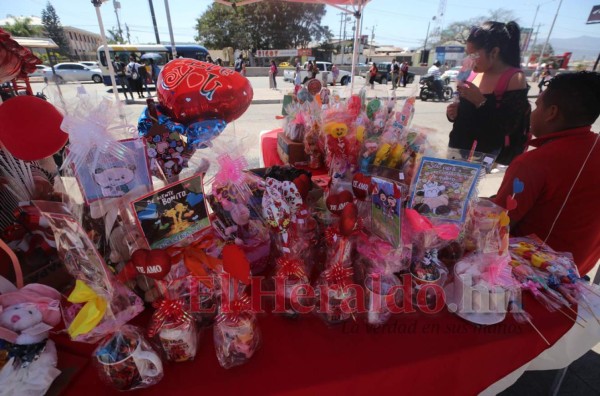 Peluches y besos: así se celebra San Valentín en Tegucigalpa (FOTOS)