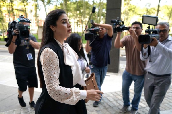 La elegante llegada de Emma Coronel a la audiencia de su esposo El Chapo Guzman