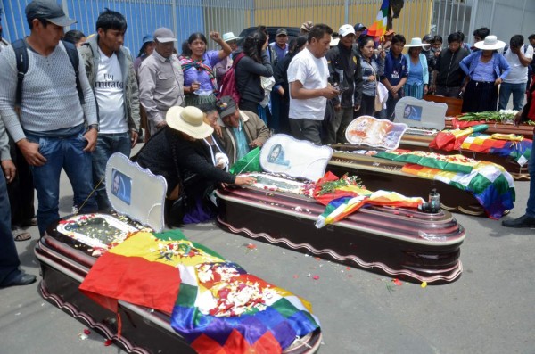 Bolivianos desafían al gobierno interino tras la muerte de cinco campesinos