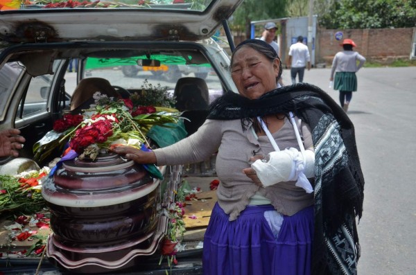 Bolivianos desafían al gobierno interino tras la muerte de cinco campesinos