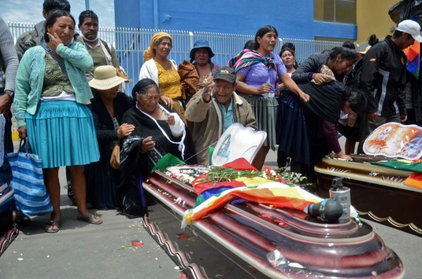 Bolivianos desafían al gobierno interino tras la muerte de cinco campesinos