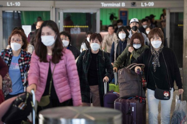 FOTOS: Con trajes de protección reciben a personas evacuadas de China