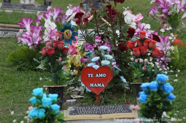 Cementerios: Visitas de amor para las madres que están en el cielo