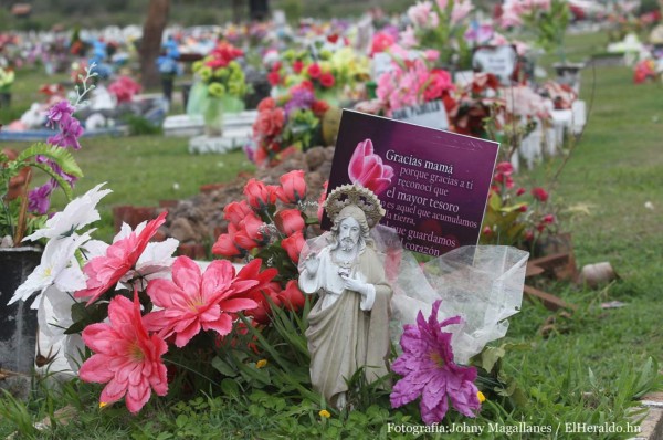 Cementerios: Visitas de amor para las madres que están en el cielo