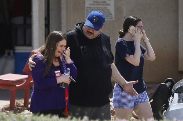 FOTOS: Desconsuelo, lágrimas y dolor entre los familiares de las víctimas de la masacre en un centro comercial de El Paso, Texas