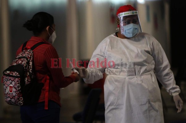 Triajes en la capital vuelven a lucir abarrotados de pacientes de covid-19 (FOTOS)