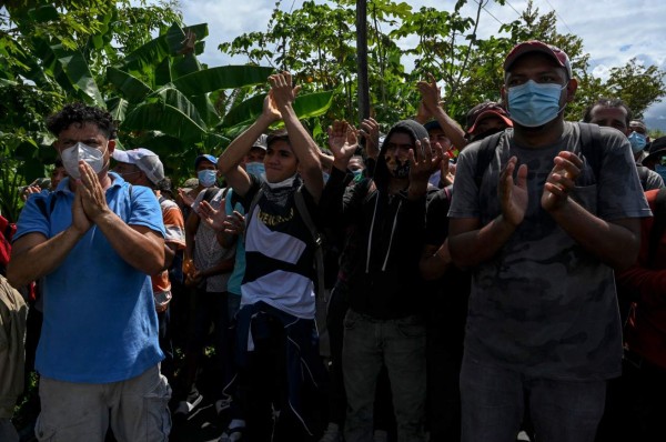 Bajo la lluvia, con niños y expuestos al covid-19, caravana migrante avanza hacia Guatemala