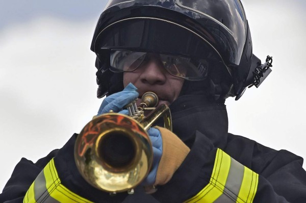 FOTOS: Con trompetas, bomberos llevan alegría a un hospital de Quito