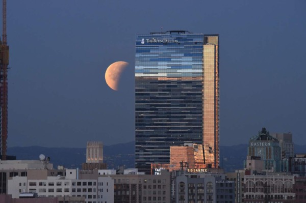 Así se vio la superluna 'azul de sangre' al otro lado del mundo, un espectáculo en el cielo