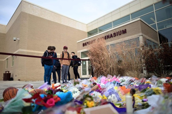 Llanto, flores y desconsuelo: fans rinden homenaje a Kobe Bryant (FOTOS)