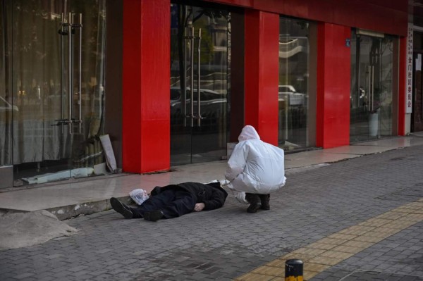 FOTOS: Hombre cayó fulminado en plena calle de Wuhan por coronavirus