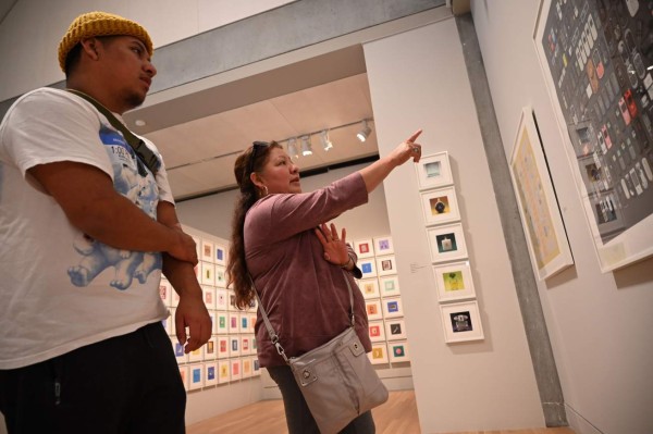 Celulares, medicamentos y ropa de migrantes se exponen en un museo de EEUU