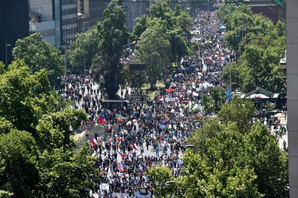 Bloqueos, fogatas y 'renuncia Piñera', el paro nacional de 48 horas en Chile