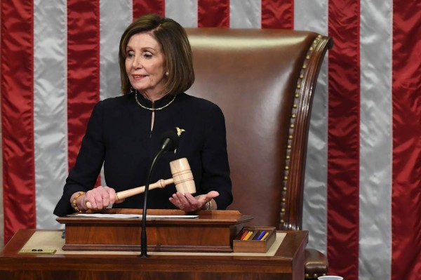 El rostro de satisfacción de Nancy Pelosi tras aprobar juicio político a Donald Trump