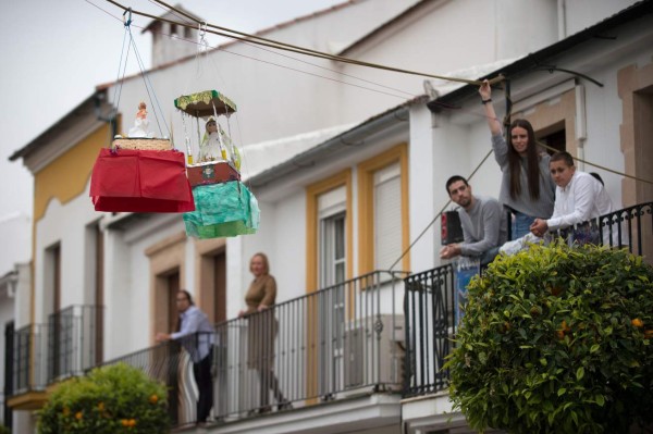 Desde un balcón esperan el fin de una pesadilla: Así pasan españoles la cuarentena por coronavirus