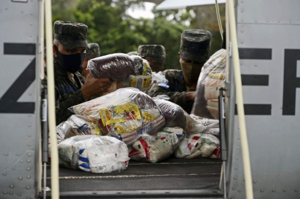 Autoridades hondureñas movilizan ayuda alimentaria para afectados por huracán Eta