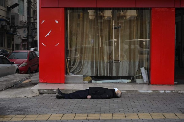 FOTOS: Hombre cayó fulminado en plena calle de Wuhan por coronavirus