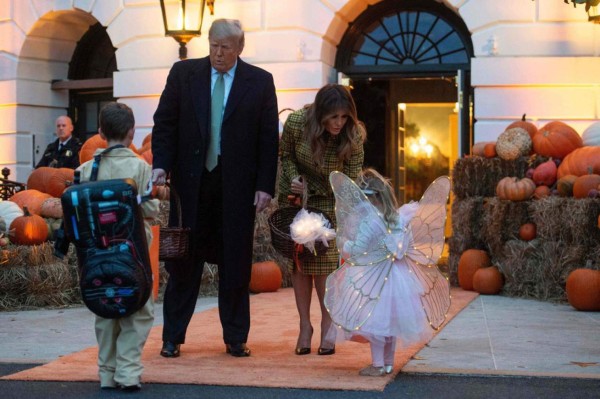 Halloween: Donald Trump y Melania repartieron dulces en la Casa Blanca