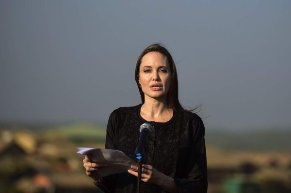 El look de Angelina Jolie durante visita a un campo de refugiados rohinyás