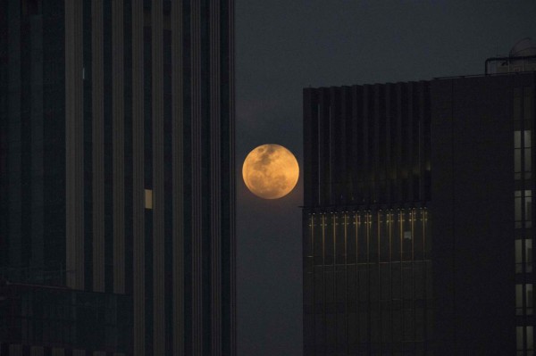 Así se vio la superluna 'azul de sangre' al otro lado del mundo, un espectáculo en el cielo