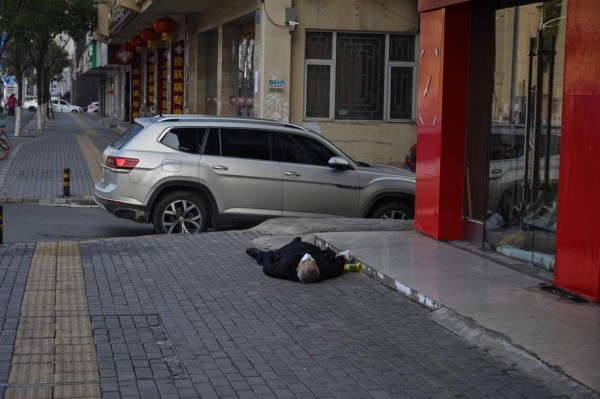 FOTOS: Hombre cayó fulminado en plena calle de Wuhan por coronavirus