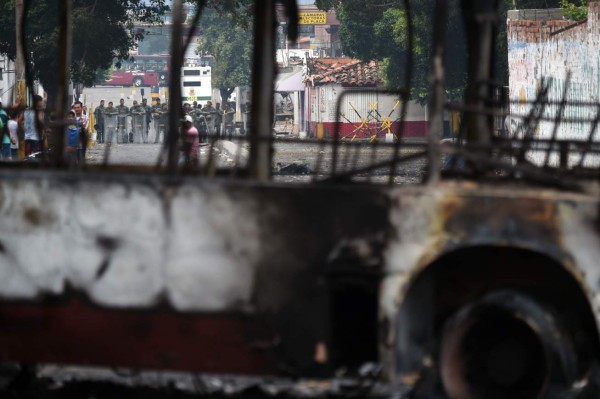 Como zona de guerra quedó Venezuela tras violentas protestas por ingreso de ayuda humanitaria