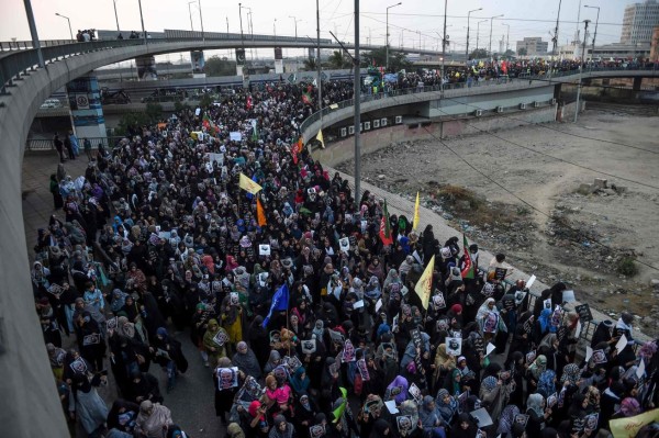 Multitudinarias protestas en Irak contra ocupantes de Irán y Estados Unidos