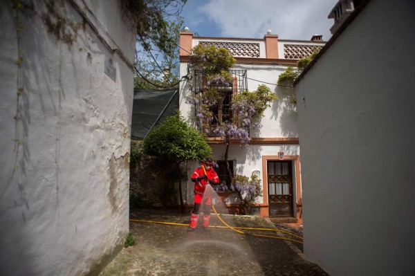 Desde un balcón esperan el fin de una pesadilla: Así pasan españoles la cuarentena por coronavirus